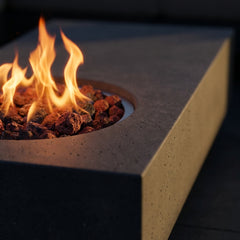 Close-up of flames in the offset round burner of the Elementi Metropolis slab